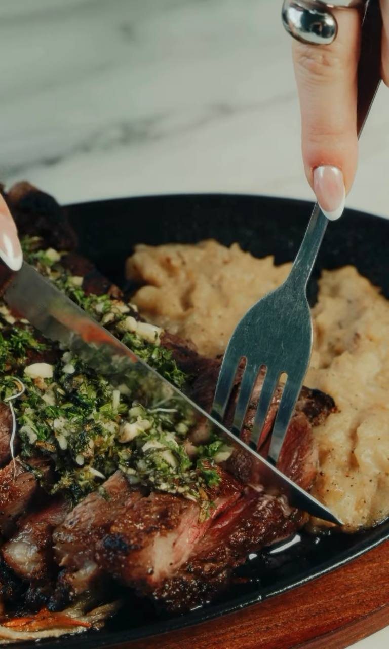 Corte de carne con chimichurri y puré
