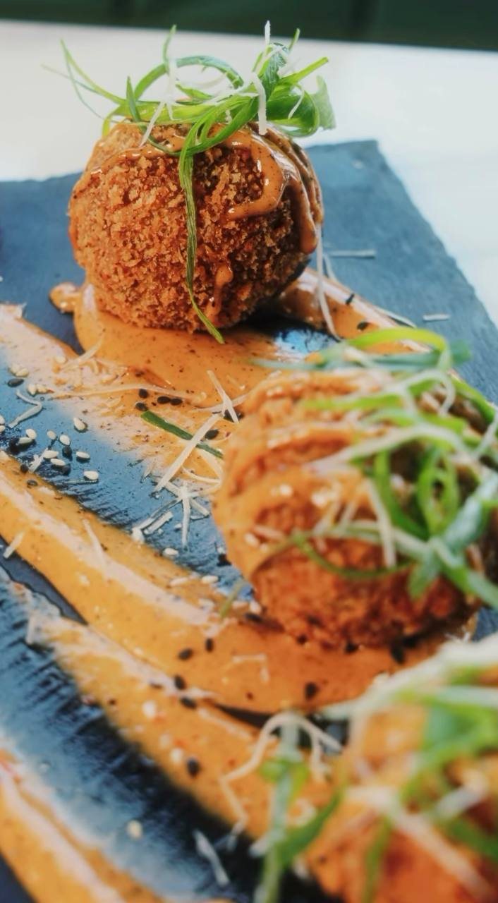 Croquetas de pollo con salsa y cebollino