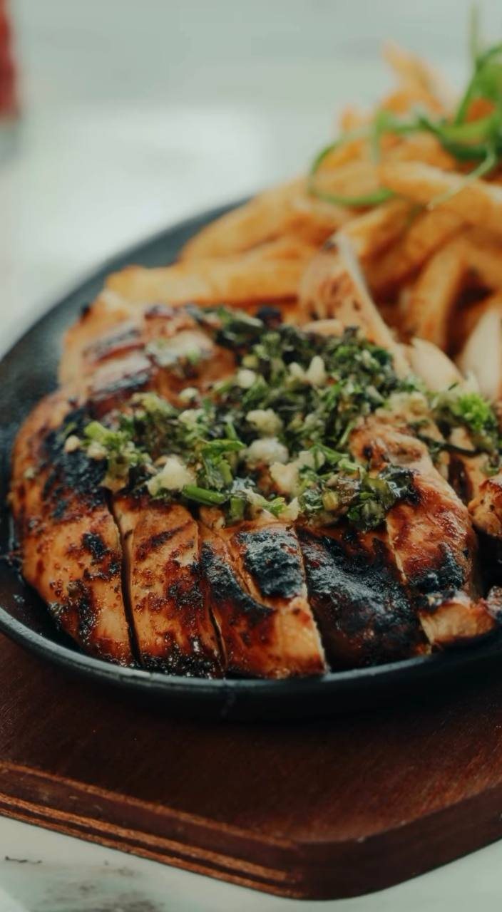 Pollo a la parrilla con chimichurri y papas